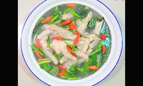 Canh chân gà chua cay cho cả nhà xuýt xoa